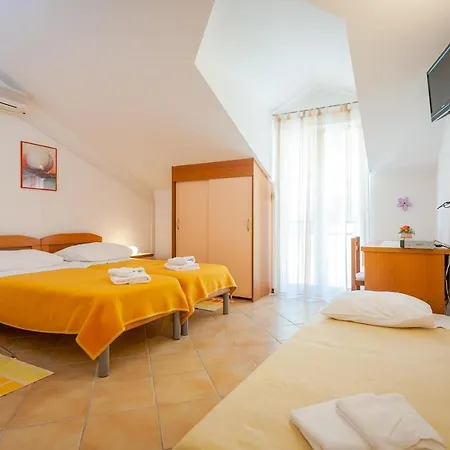 Apartments&rooms By The Sea Brela, Makarska - 13118 3* Brela