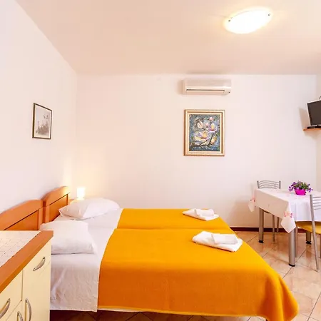 Pensionat Apartments&rooms By The Sea Brela, Makarska - 13118 3*