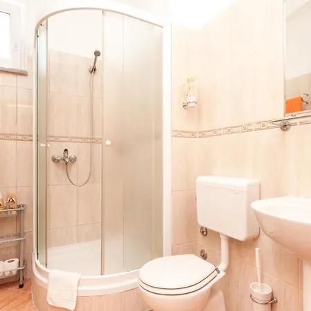 Pensionat Apartments&rooms By The Sea Brela, Makarska - 13118 3*