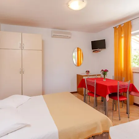 Apartments&rooms By The Sea Brela, Makarska - 13118 3* Brela