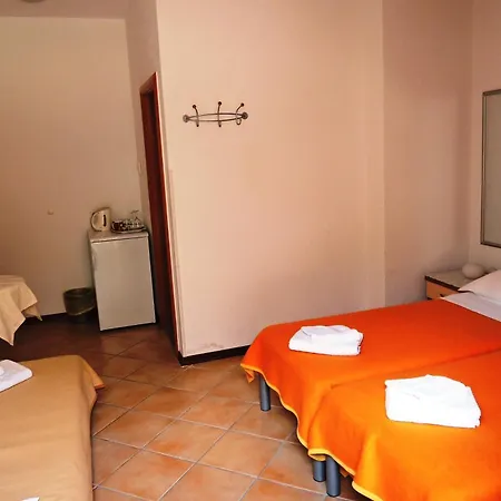 Apartments&rooms By The Sea Brela, Makarska - 13118 Pensionat